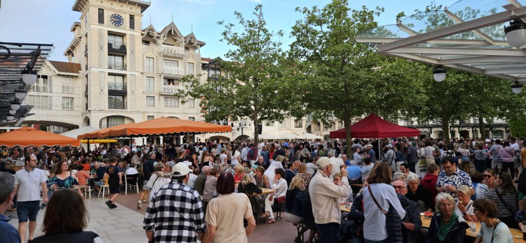 Foule assemblée sur la place des Marquises à Arcachon