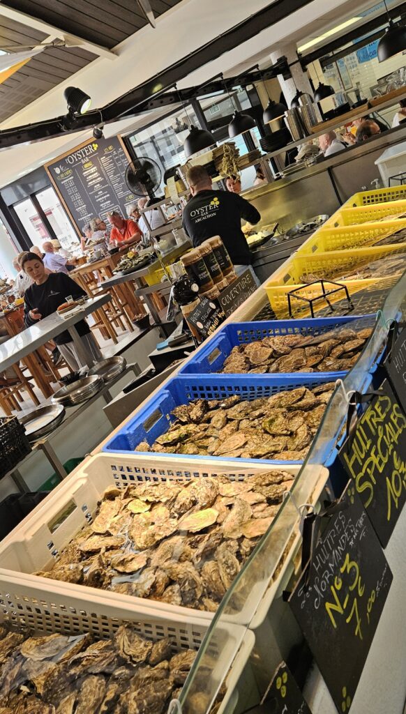 Caisses d’huîtres devant le Oyster bar à Arcachon