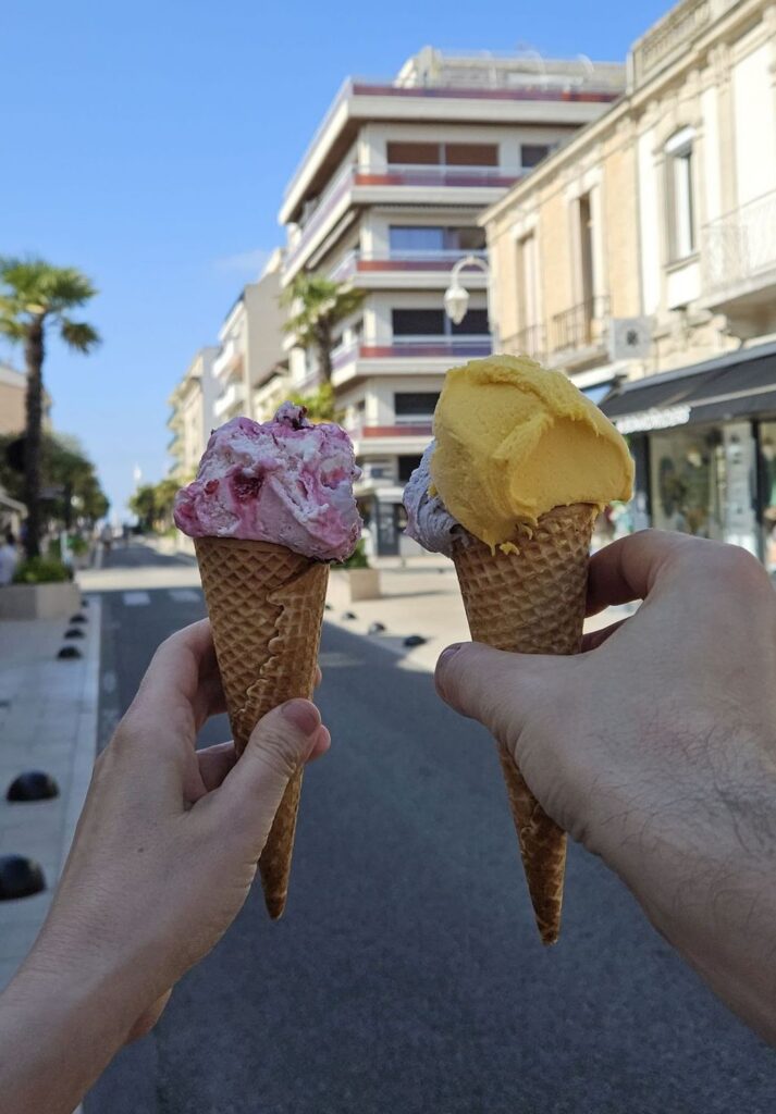 Deux cornets de glace colorés