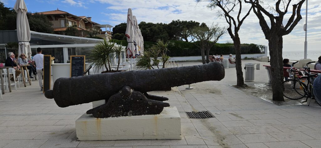 Le canon devant la plage et la jetée du Moulleau