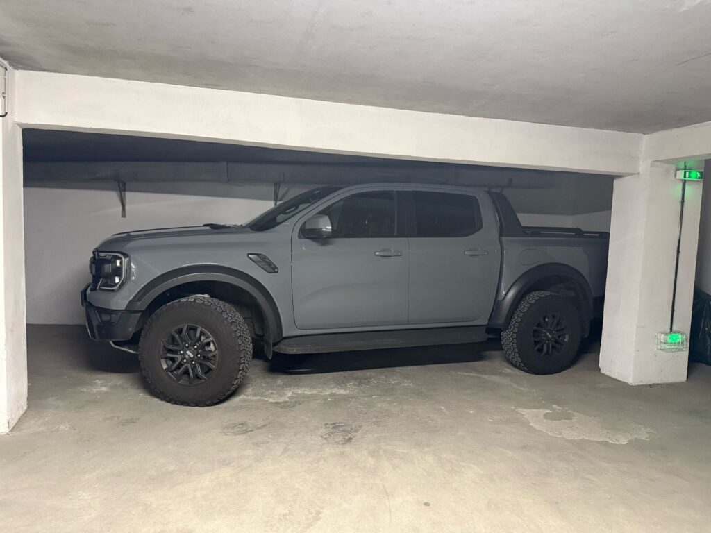 Parking avec grosse voiture