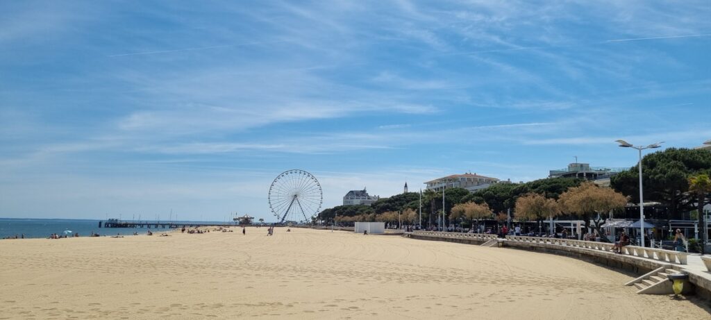 Plage Thiers avec la grande roue au loin