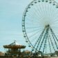 La grande roue et le manège devant la jetée Pierre Lataillade