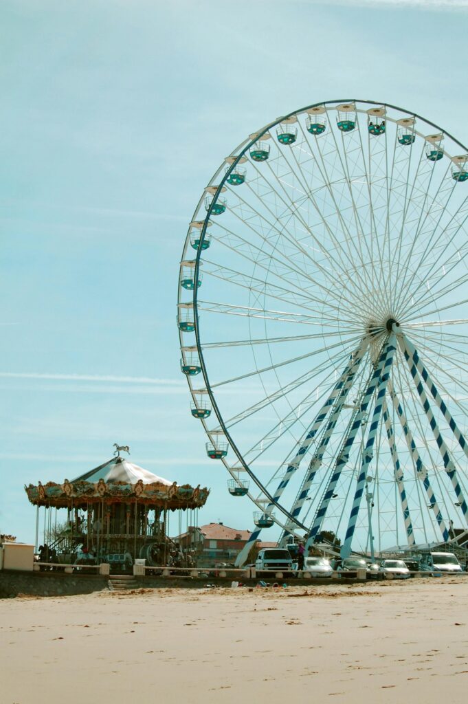 La grande roue et le manège devant la jetée Pierre Lataillade à Arcachon