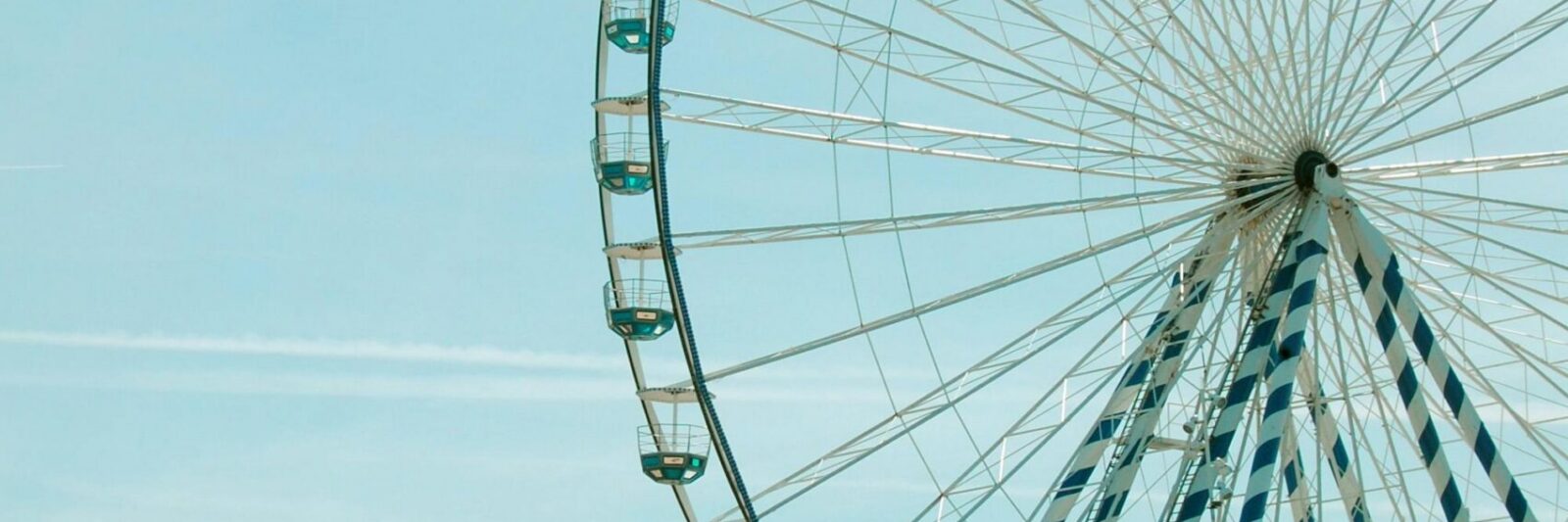 La grande roue et le manège devant la jetée Pierre Lataillade à Arcachon