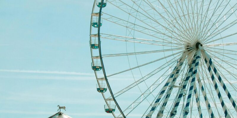 La grande roue et le manège devant la jetée Pierre Lataillade à Arcachon