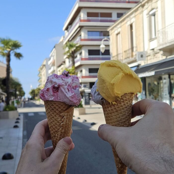 Deux cornets de crème glacées devant l'avenue Gambetta à Arcachon