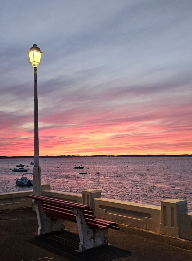 Un magnifique coucher de soleil devant le bassin d'Arcachon