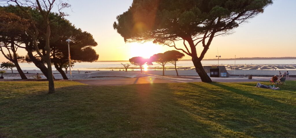 Coucher de soleil sur la plage Pereire - une des plus belles plages d'Arcachon