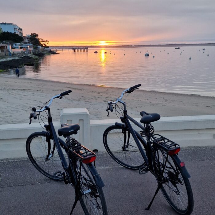 2 vélos devant un beau coucher de soleil sur le bassin d'Arcachon