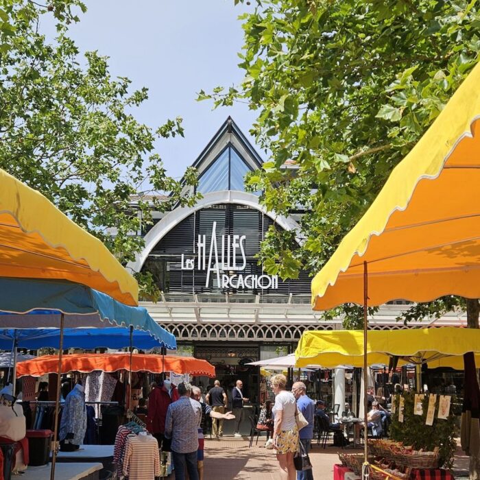 L’entrée des halles d'Arcachon sur la place des Marquises