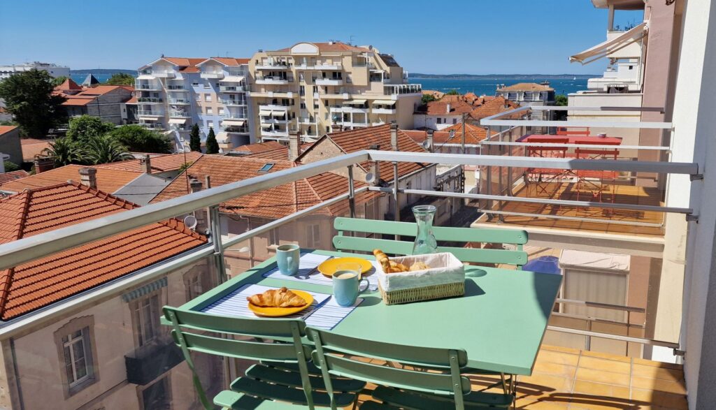 Balcon avec vue sur le bassin de la location saisonnière Les Cinq Balcons d'Arcachon