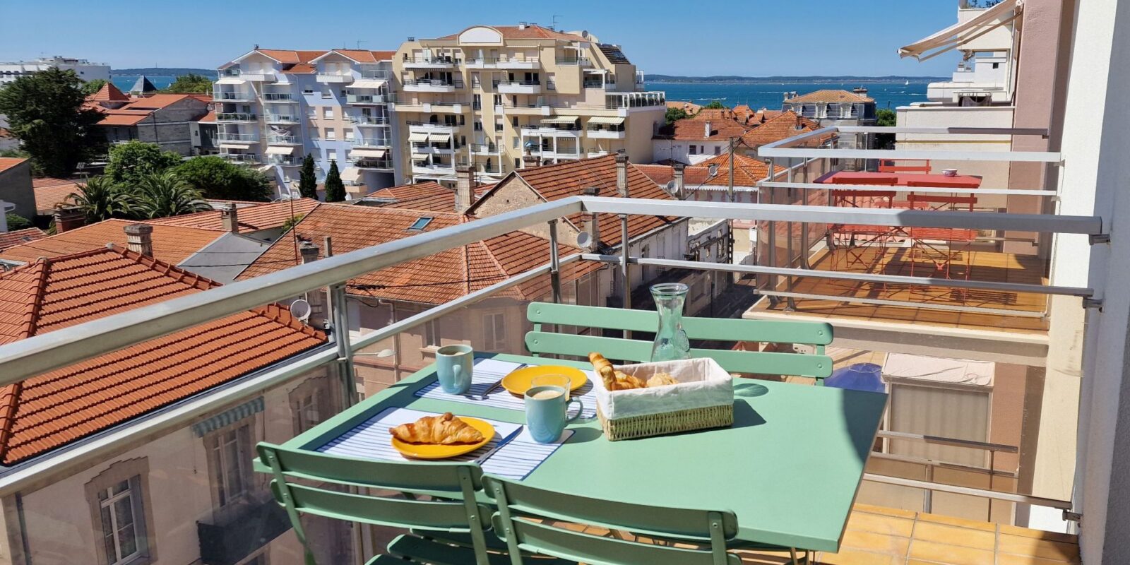Balcon avec vue sur le bassin de la location saisonnière Les Cinq Balcons d'Arcachon