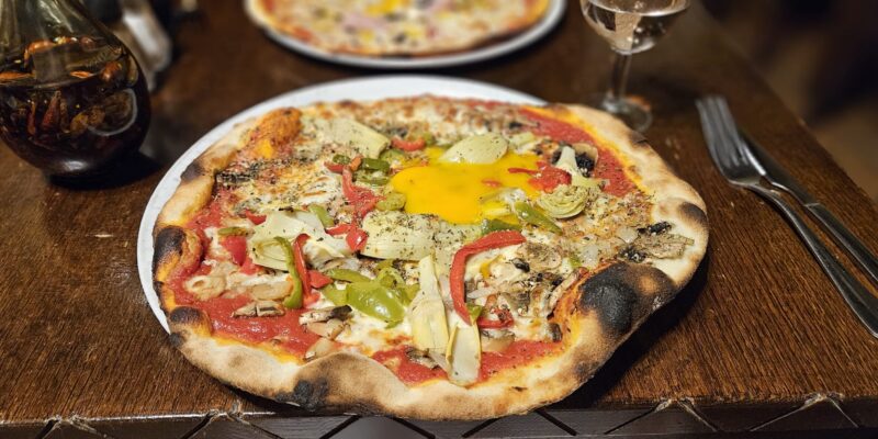 Une pizza du restaurant La Jehenne