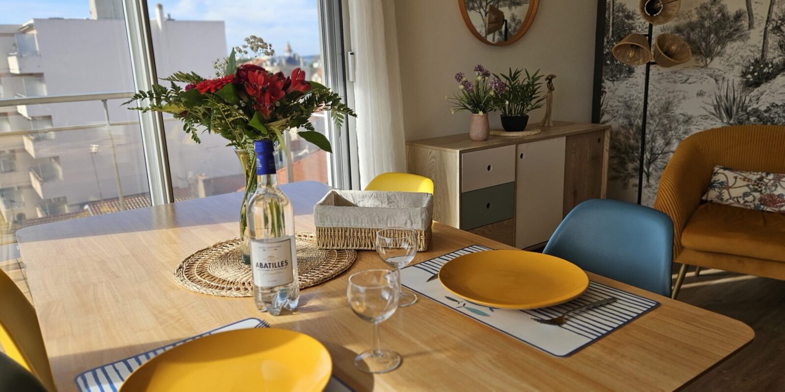Table à manger dans le séjour de la location saisonnière Les Cinq Balcons d'Arcachon