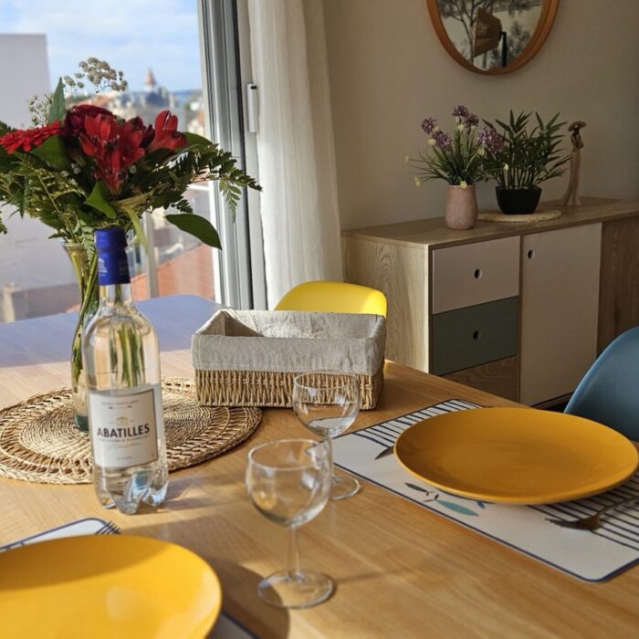 Table à manger dans le séjour de la location saisonnière Les Cinq Balcons d'Arcachon