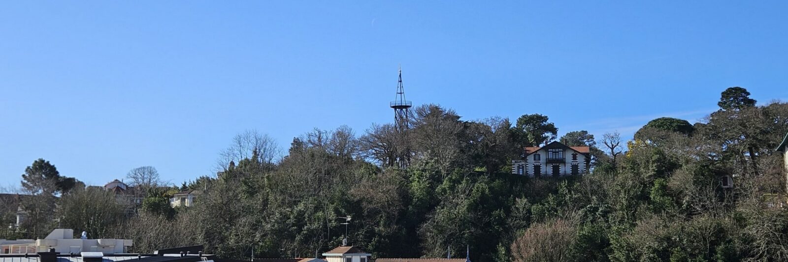 Vue sur l'observatoire Sainte-Cécile depuis les balcons sud de la location saisonnière Les Cinq Balcons d'Arcachon