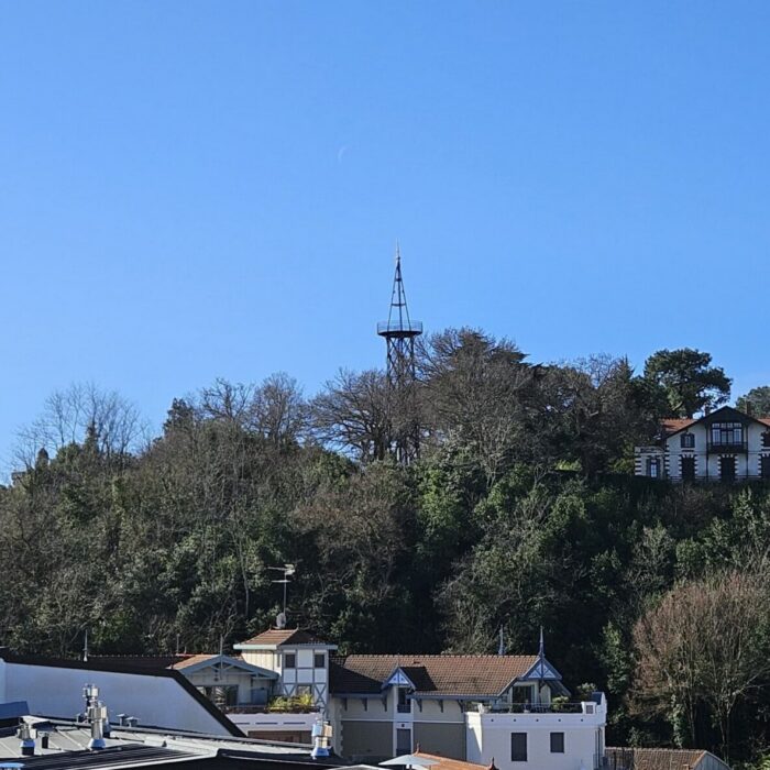 Vue sur l'observatoire Sainte-Cécile depuis les balcons sud de la location saisonnière Les Cinq Balcons d'Arcachon