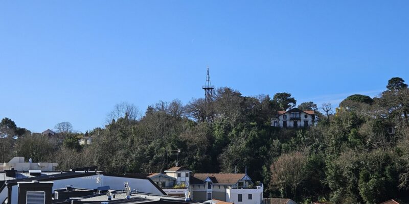 Vue sur l'observatoire Sainte-Cécile depuis les balcons sud de la location saisonnière Les Cinq Balcons d'Arcachon