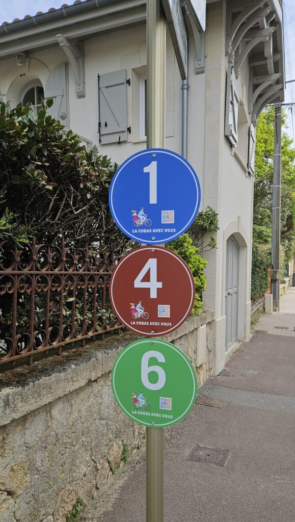 Panneaux de signalisation indiquant les numéros d’itinéraires des pistes cyclables à Arcachon