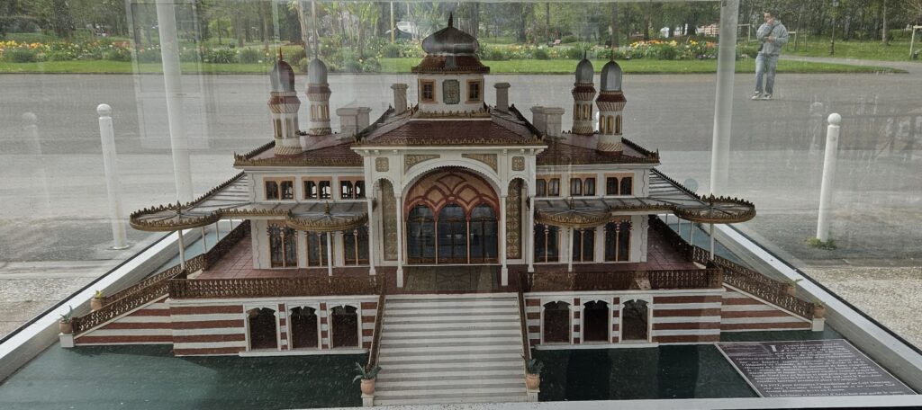 Une maquette dans le parc Mauresque de l'ancien casino détruit par l'incendie de 1977