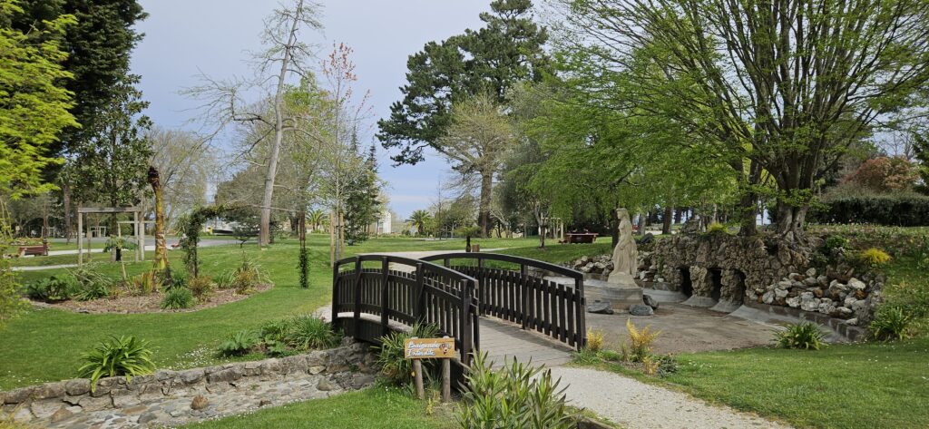 Pont en bois dans le parc Mauresque