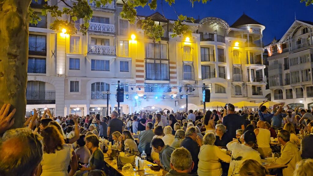 Une fête d'été sur la place des Marquises à Arcachon