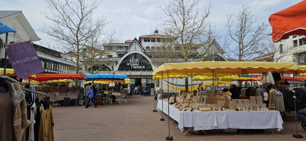 Le marché sur la Place des Marquises et les Halles d'Arcachon en arrière-plan