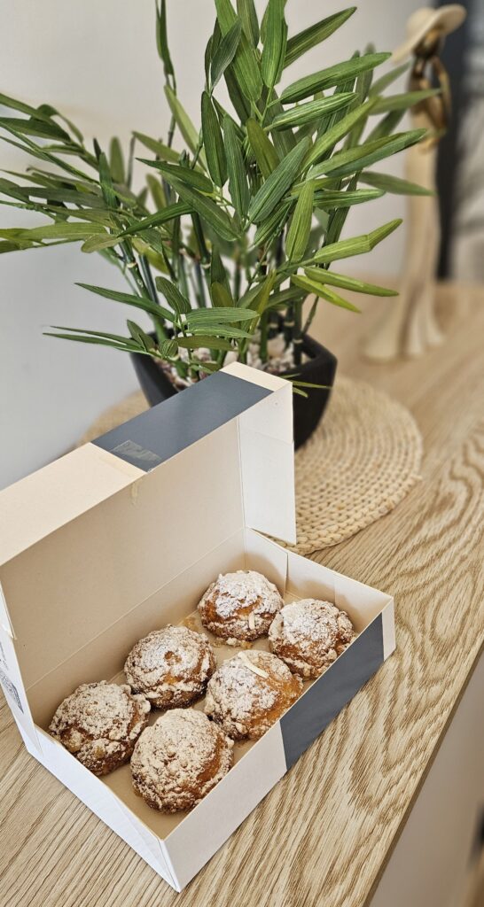 Une boite de six Dunes Blanches, une pâtisserie artisanale qu'on trouve à Arcachon