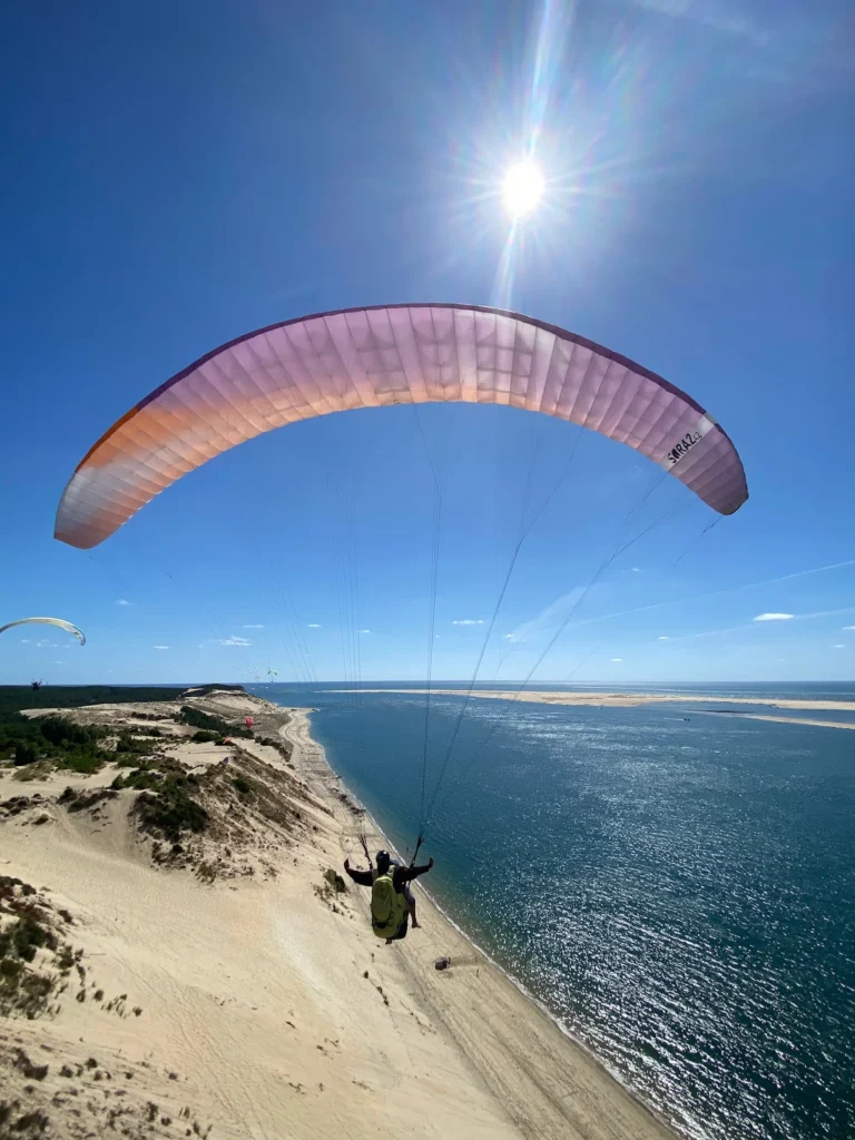 Parapente au-dessus de la dune du Pilat