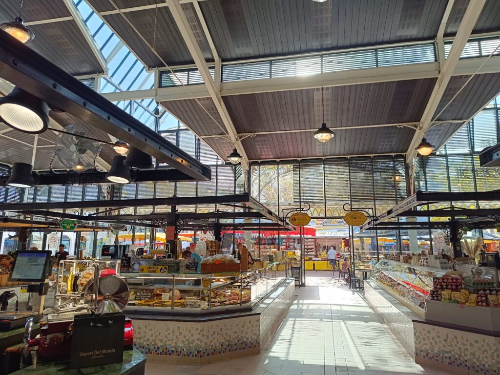 Les Halles qui abritent le marché couvert d'Arcachon