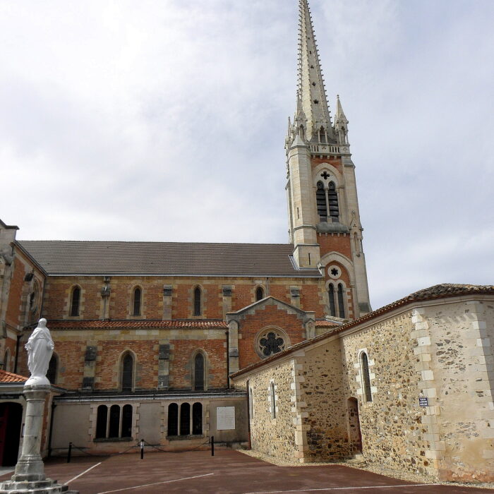 La basilique Notre-Dame avec sur la droite la chapelle des marins qui lui est accolée