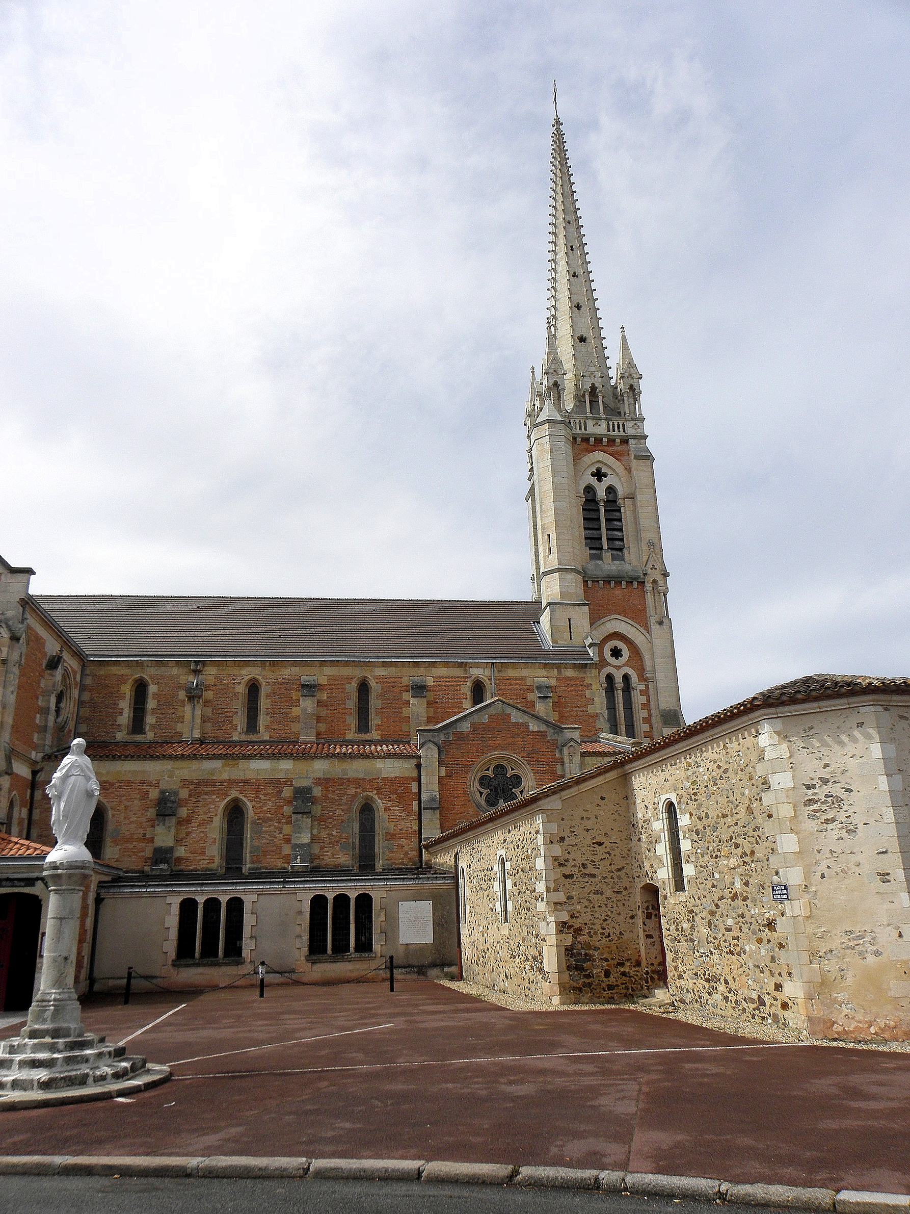 La basilique Notre-Dame avec sur la droite la chapelle des marins qui lui est accolée