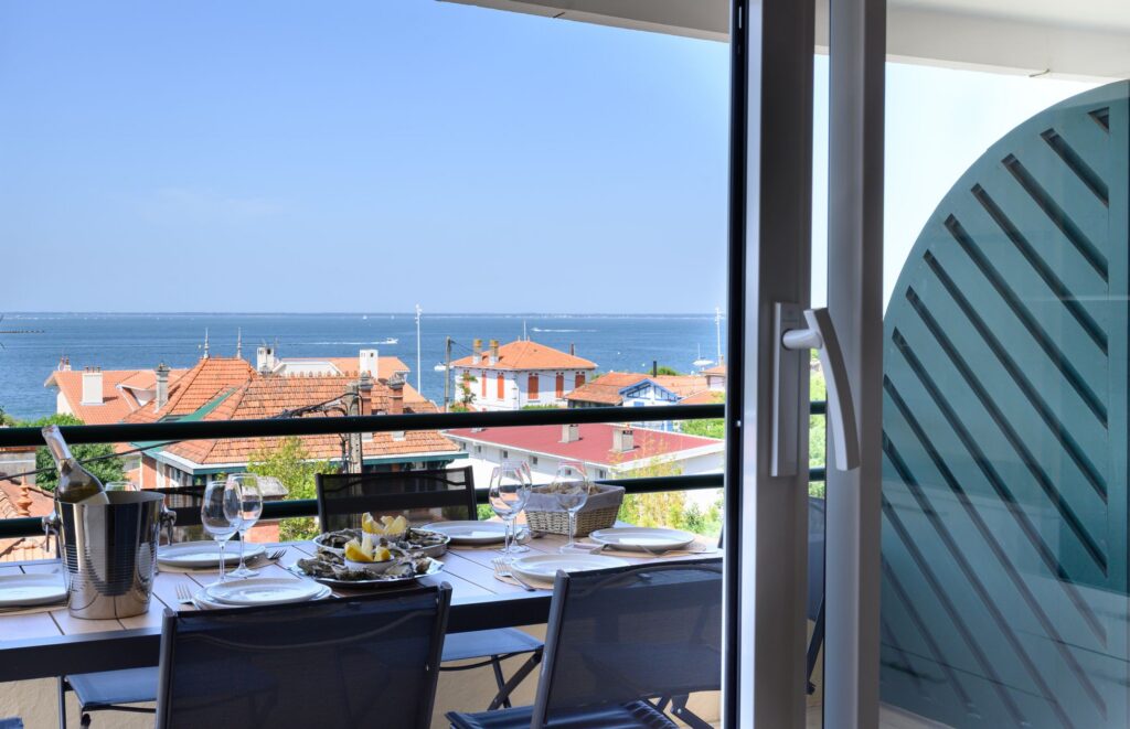 Balcon avec vue sur le bassin