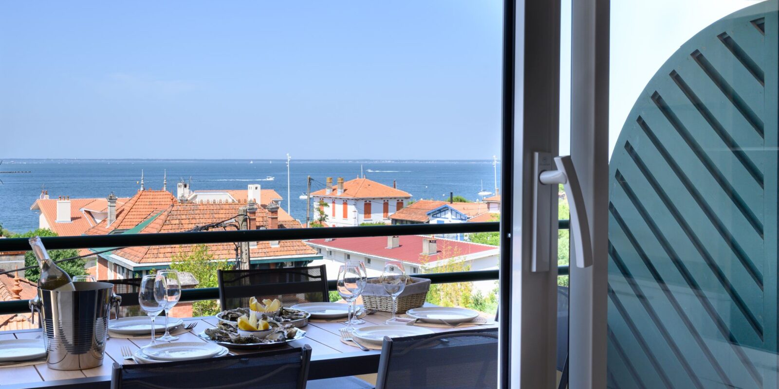 Balcon avec vue sur le bassin