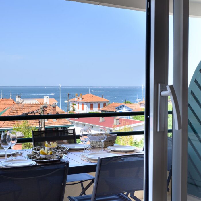 Balcon avec vue sur le bassin