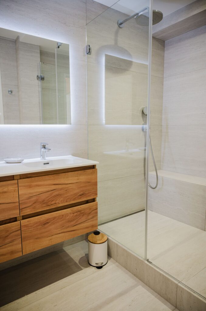 Salle d'eau avec douche et double vasque