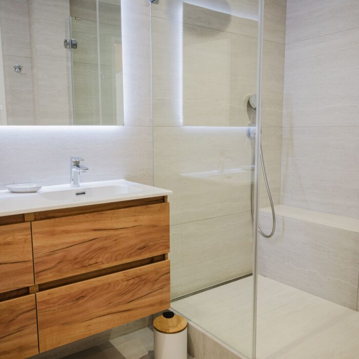 Salle d'eau avec douche et double vasque