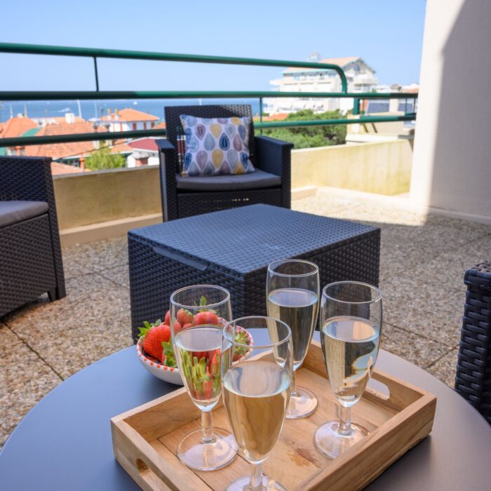 Terrasse avec vue sur le bassin