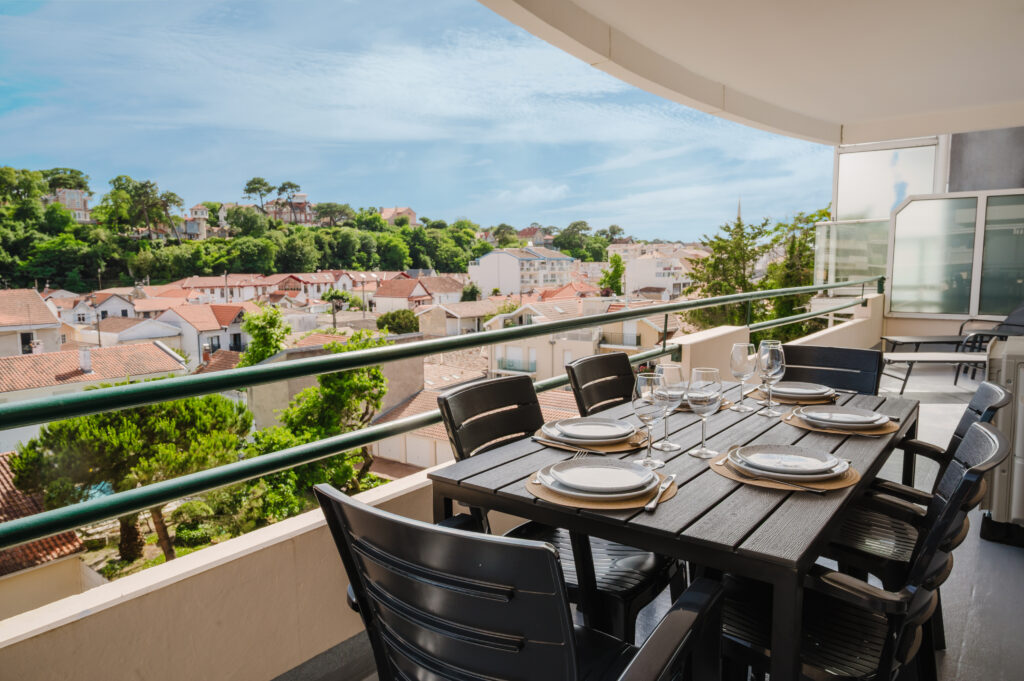 Vue sur les villas de la ville d'hiver depuis la terrasse sud d'Antares
