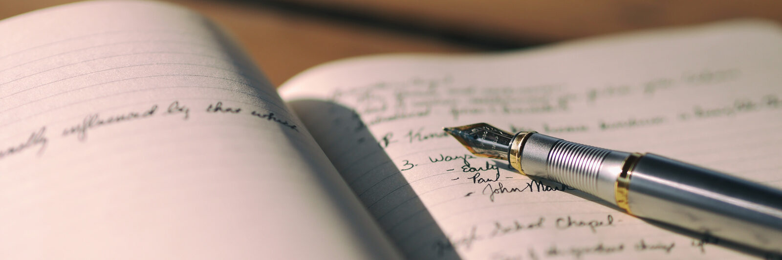 Un stylo sur un cahier